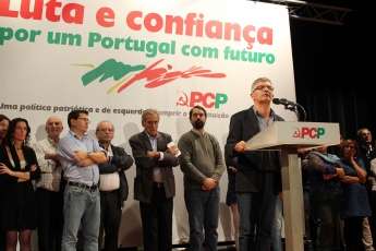 Décadas de governação em confronto com os valores de Abril